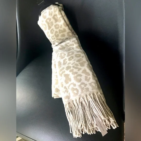 New Banana Republic Cheetah print fringed scarf/wrap - Picture 1 of 3